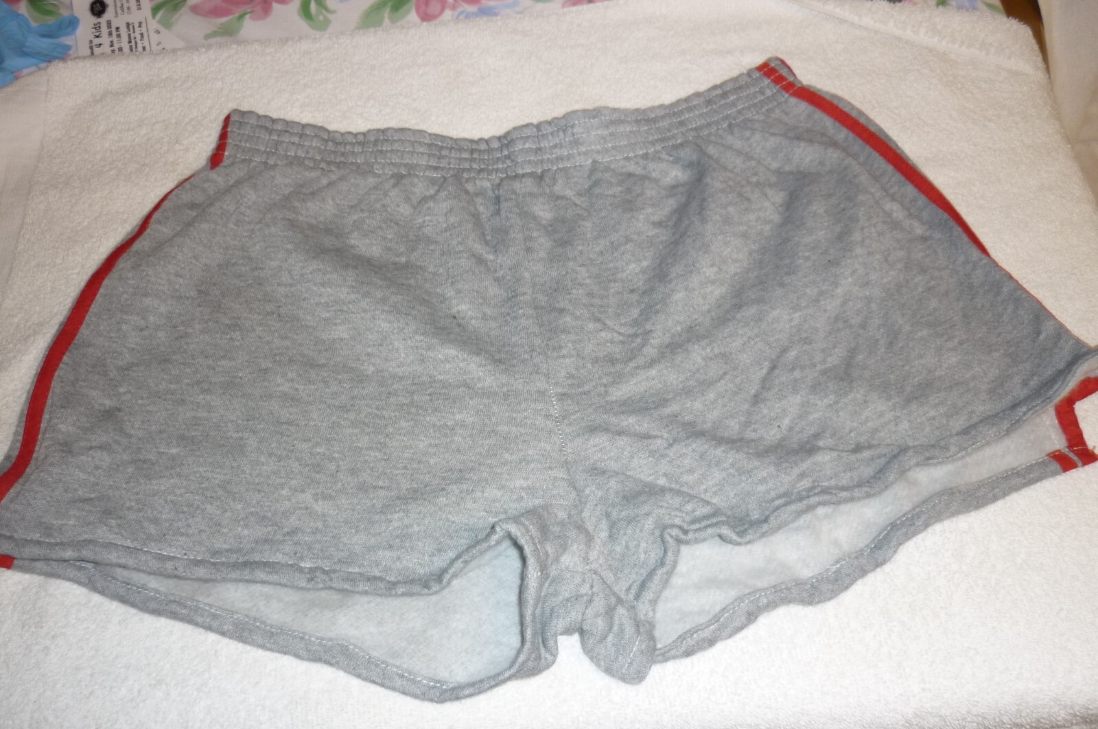 VTG. 70’s SHORTS SIZE LARGE GYM ATHLETIC RUNNER GRAY W/RED STRIPES