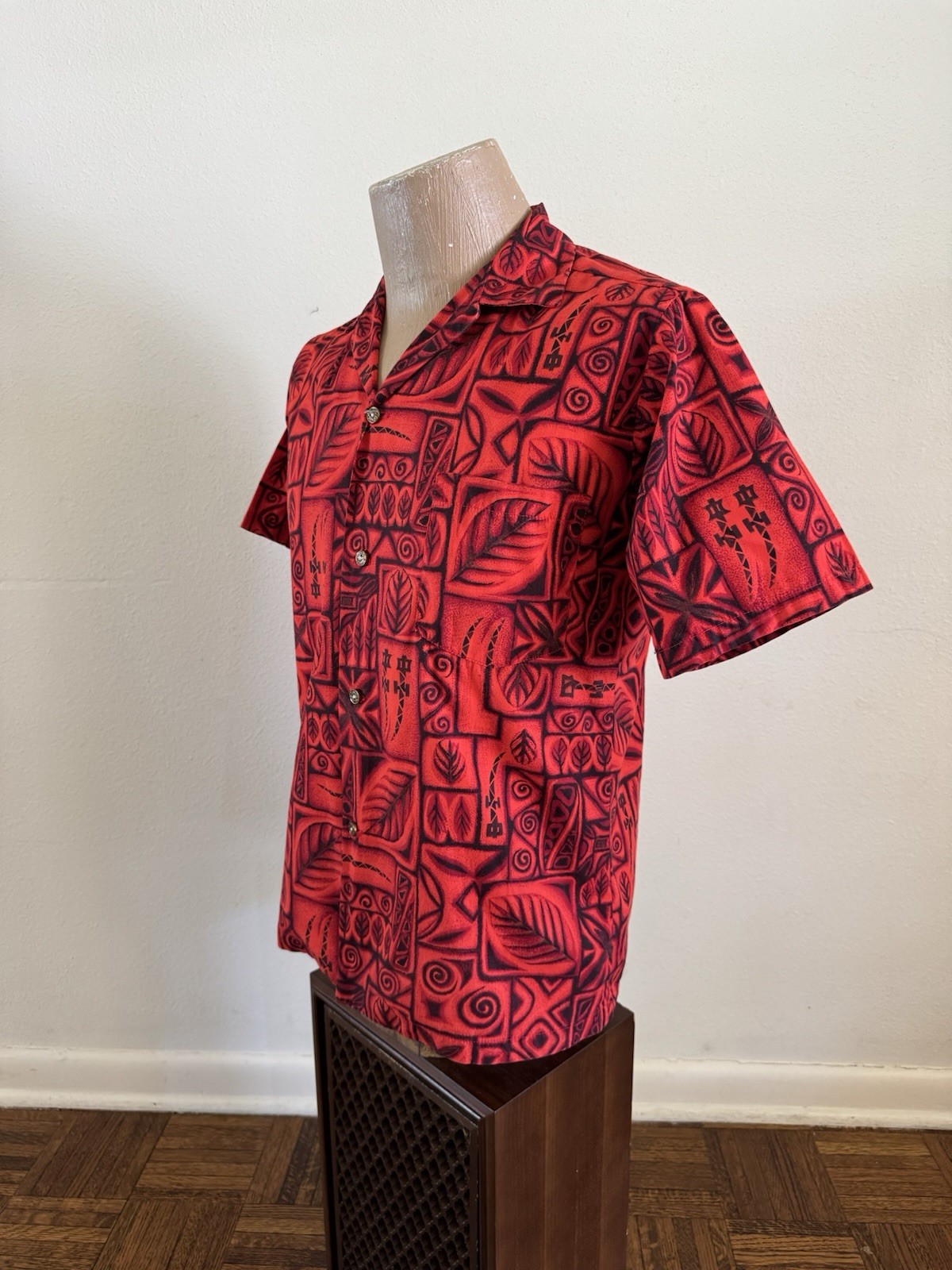 1960s 70s Vtg HOOKANA Novelty Print Hawaiian Shirt Medium Tiki Aloha Surf Red