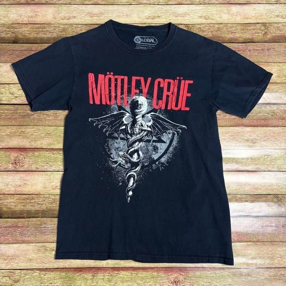 Motley Crue Black grunge rock band t shirt. Item 430